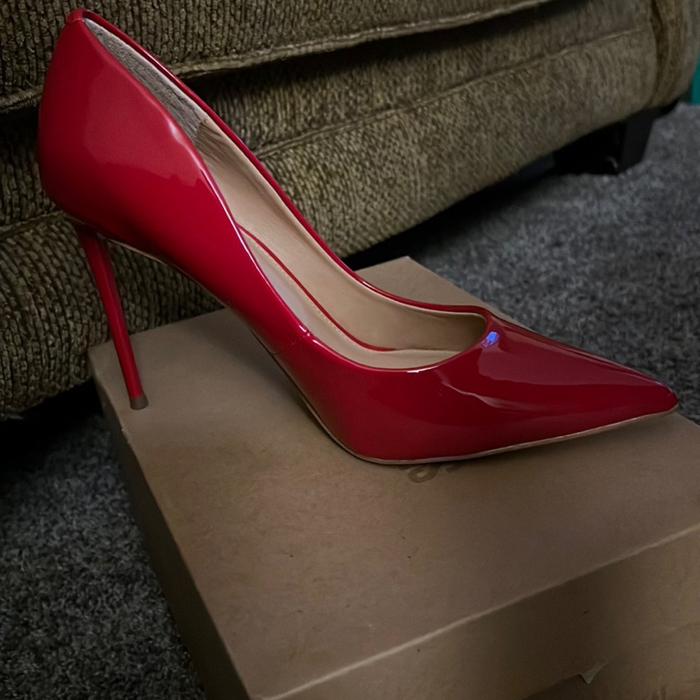 STEVE MADDEN Red Patent Heel